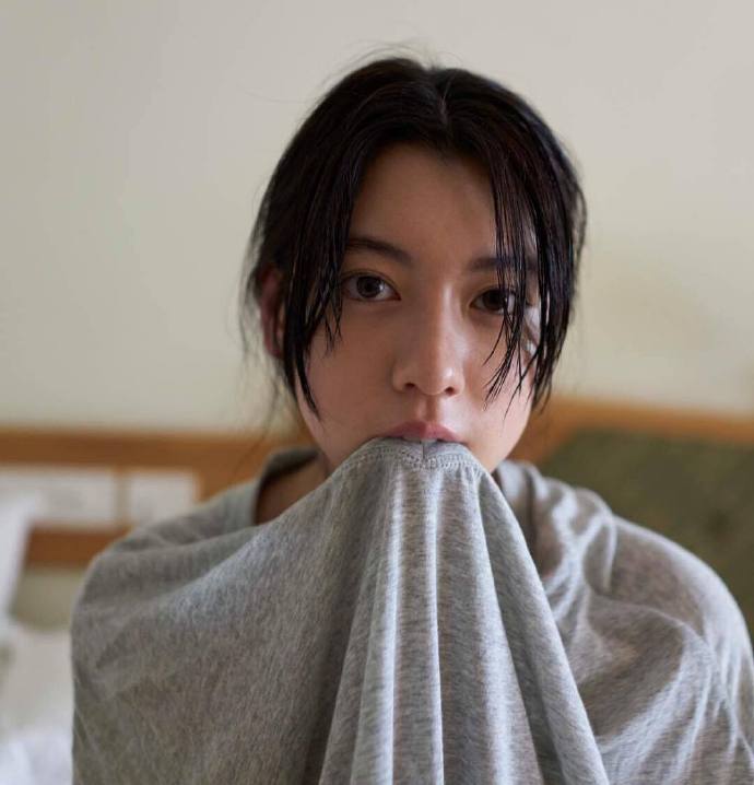 日本美女模特三吉彩花生活自拍照图片