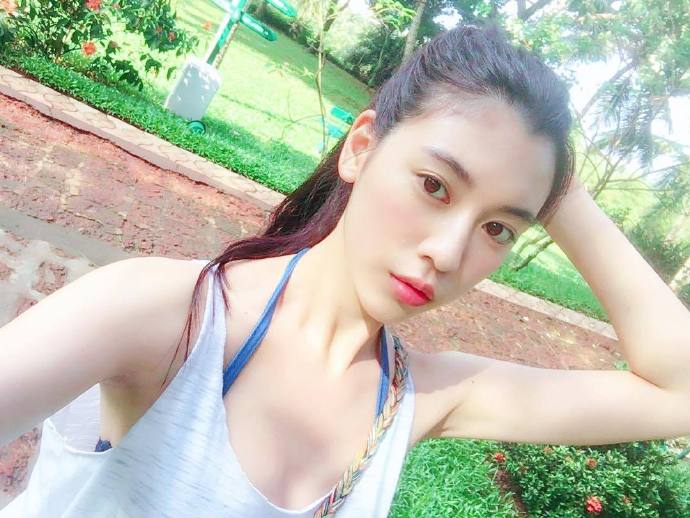日本美女模特三吉彩花生活自拍照图片