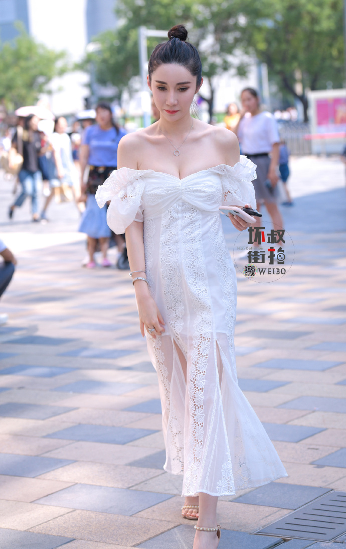 美丽白皙的长裙小姐姐街拍美女图片