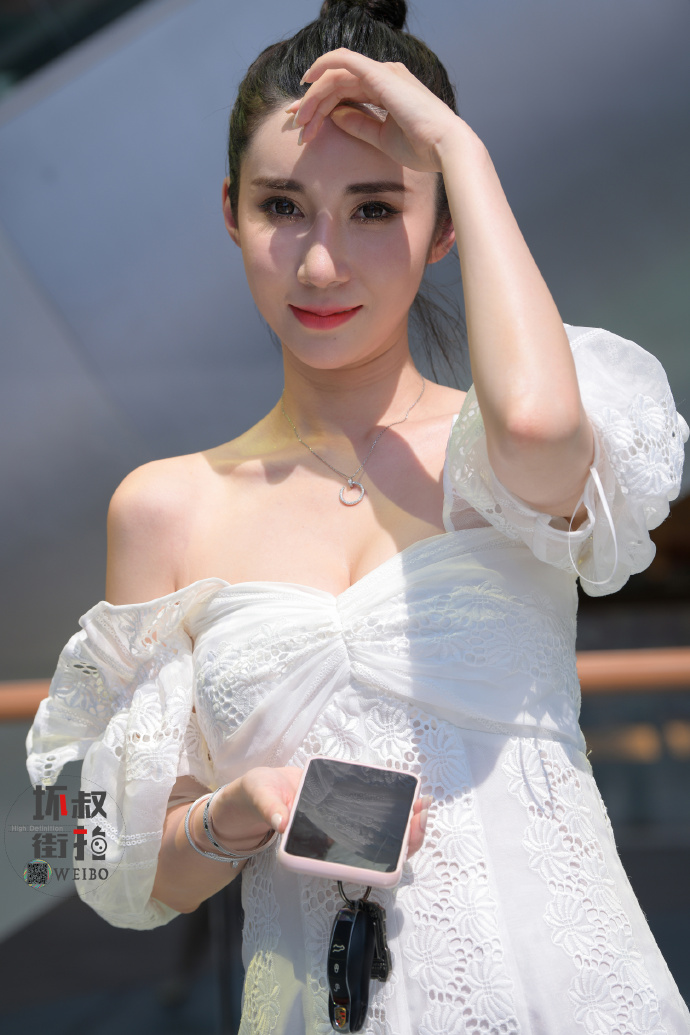 美丽白皙的长裙小姐姐街拍美女图片