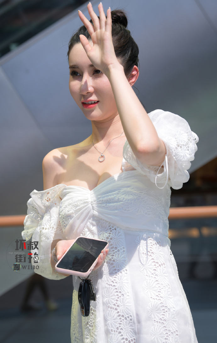 美丽白皙的长裙小姐姐街拍美女图片