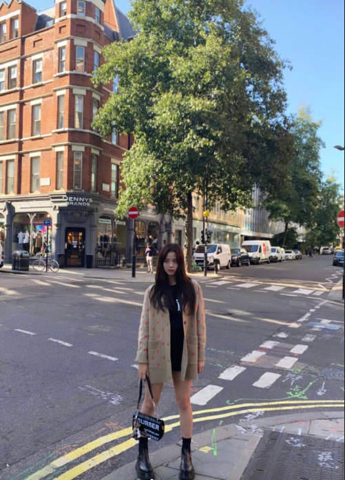韩国美女金智秀Jisoo私服街拍照片
