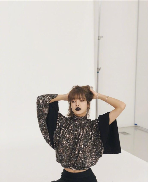 泰国美女图片 韩国女歌手lisa黑唇妆图片