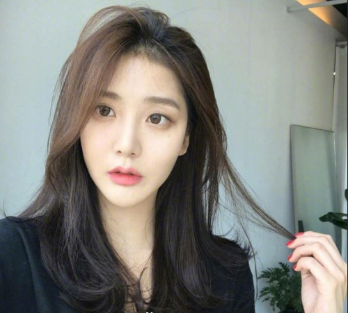 女神标配的慵懒风中长发美女自拍照图片