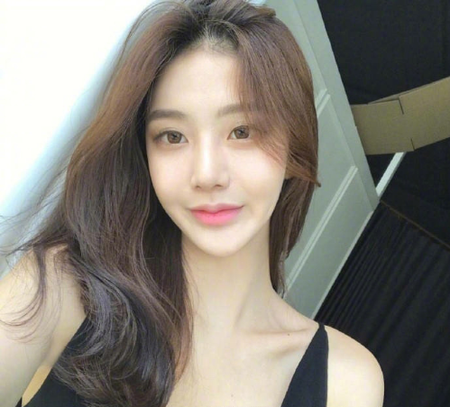 女神标配的慵懒风中长发美女自拍照图片
