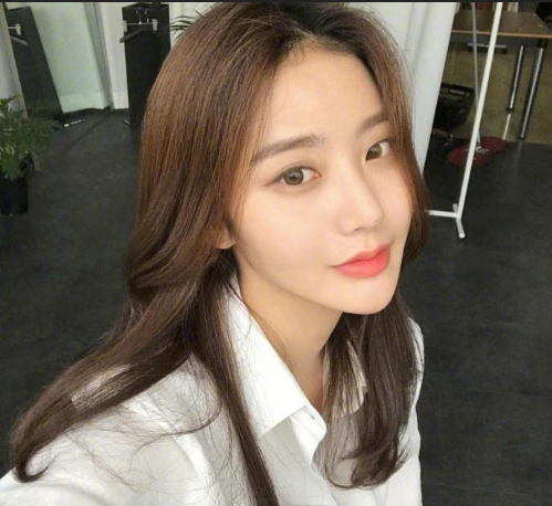 女神标配的慵懒风中长发美女自拍照图片
