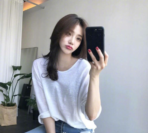 女神标配的慵懒风中长发美女自拍照图片