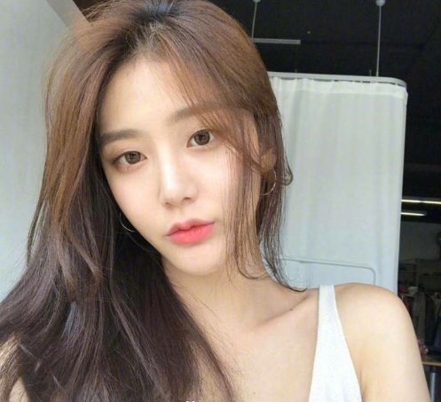 女神标配的慵懒风中长发美女自拍照图片