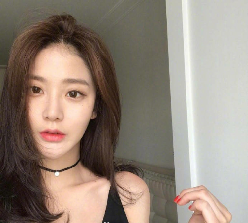女神标配的慵懒风中长发美女自拍照图片