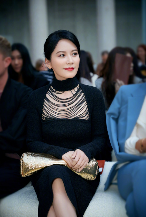 浙江美女图片 不老女神俞飞鸿镂空珠链连衣裙图