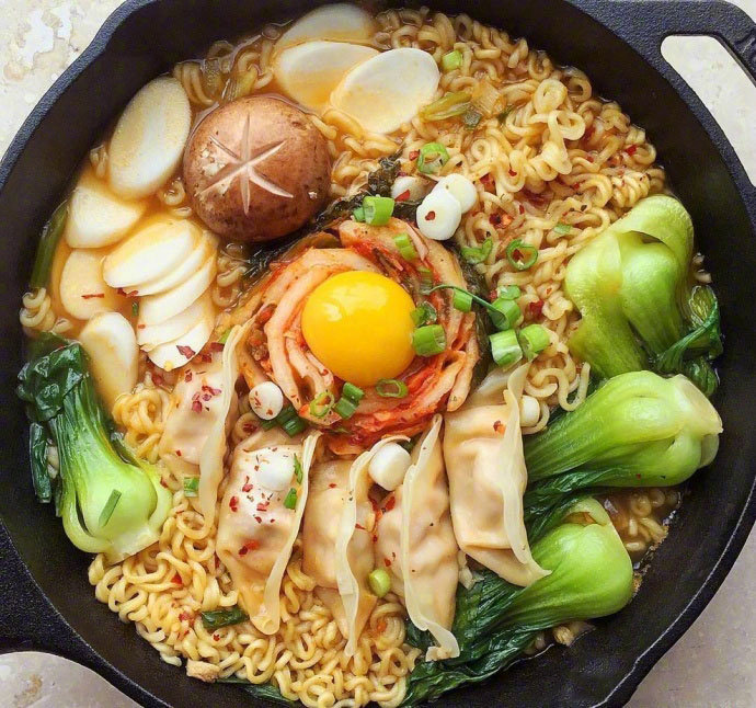 速食美食图片 泡面这样吃才爽