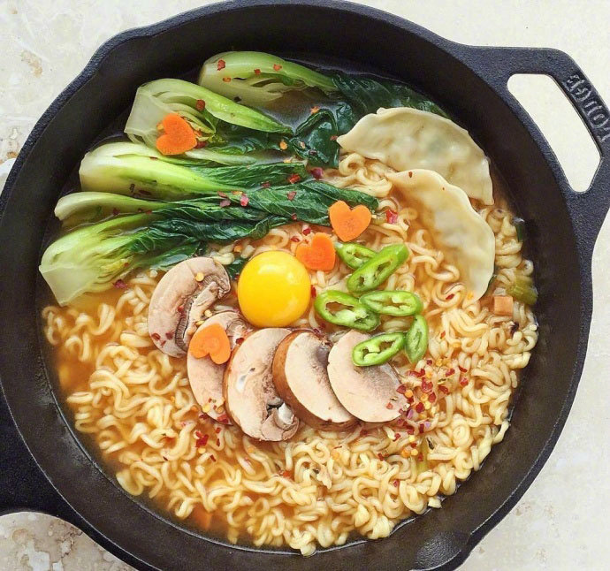 速食美食图片 泡面这样吃才爽