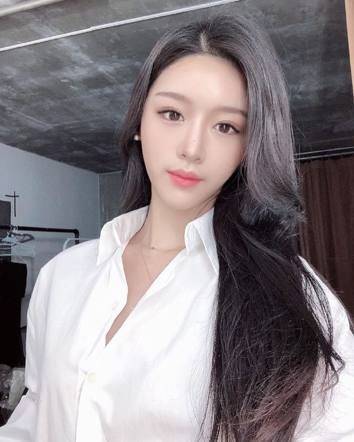 网红脸清纯女生自拍图片 超好看的美女图片