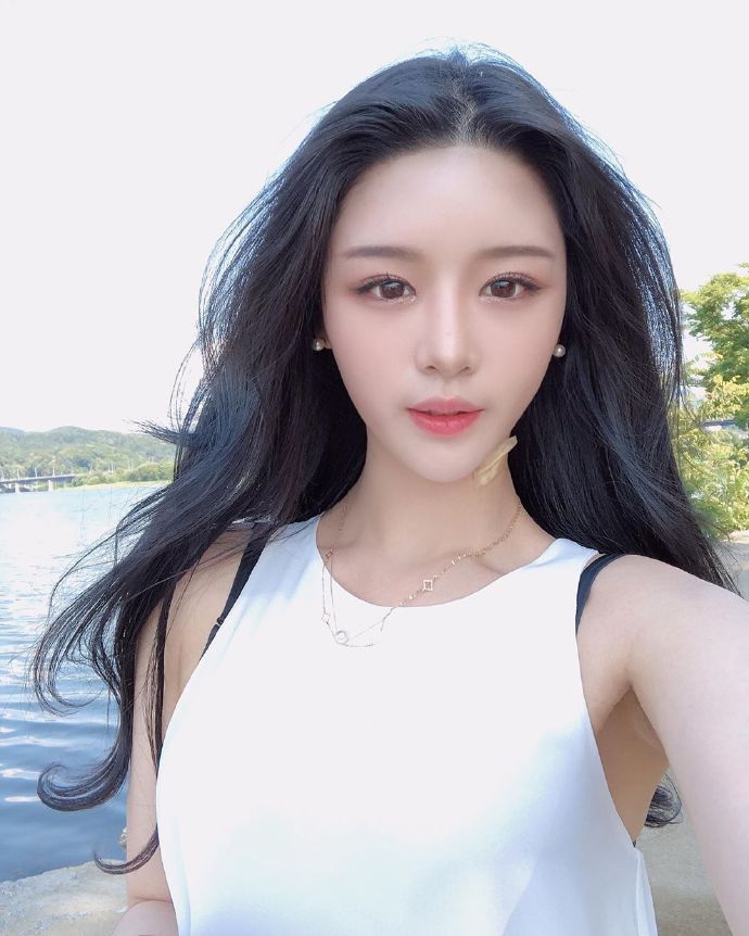 网红脸清纯女生自拍图片 超好看的美女图片
