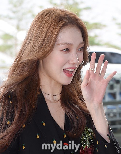 韩国美女图片 明星美女李圣经米兰时装周看秀