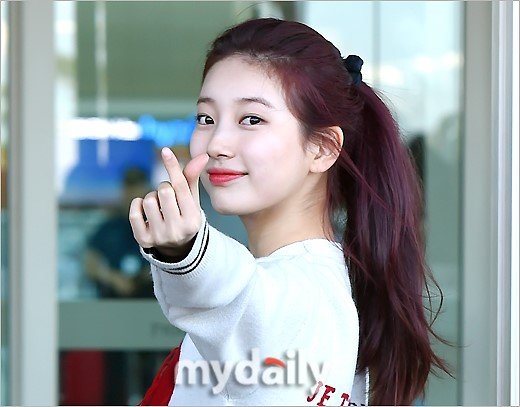 韩国美女图片 元气少女裴秀智巴黎时装周看秀图