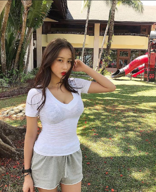 清纯美女胸部走光图片