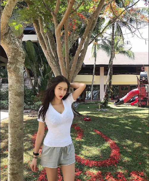 清纯美女胸部走光图片