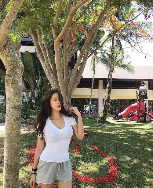 清纯美女胸部走光图片
