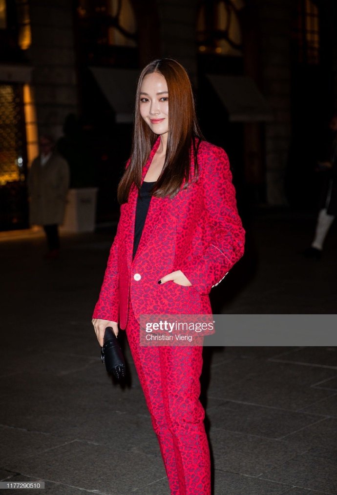韩国美女图片 郑秀妍zadig&voltaire秀场外无修图