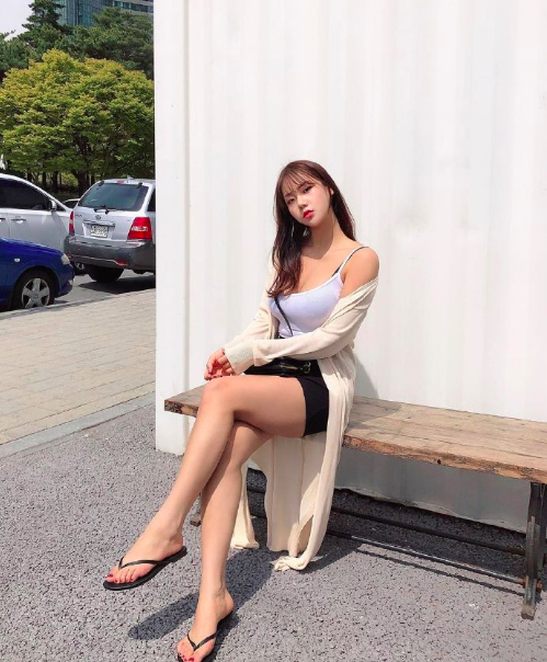 肉感美女图片 微胖女神迷人的乳沟图片