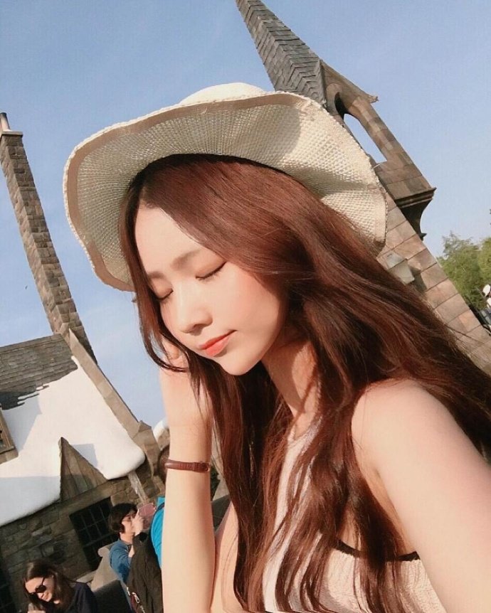 凹凸有致的气质美女自拍照图片