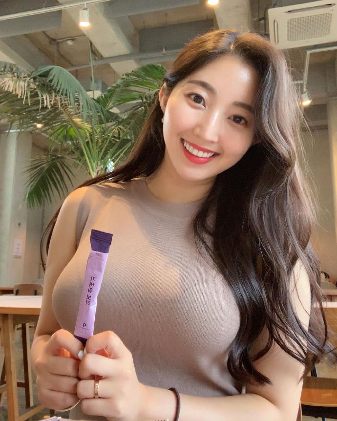渣女大波浪卷发气质美女图片