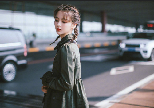 中国美女明星杨超越出发巴黎时装周机场街拍图