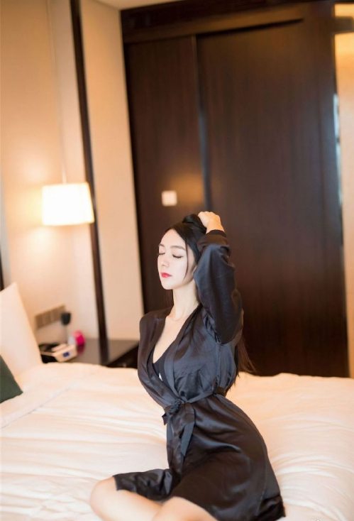 性感睡衣美女图片 帮mm解脱睡衣图片