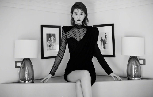 上海美女明星乔欣出席Balmain 2020春夏秀场