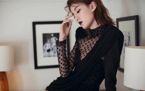 上海美女明星乔欣出席Balmain 2020春夏秀场