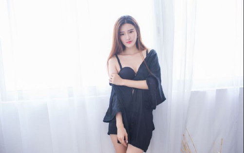 性感黑色睡裙美女开胸小细腿图片