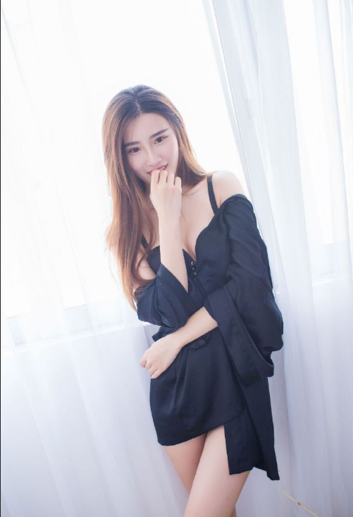 性感黑色睡裙美女开胸小细腿图片