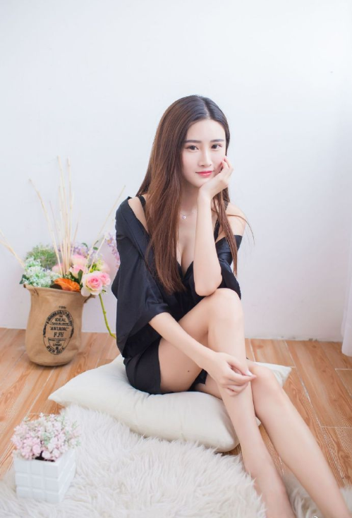 性感黑色睡裙美女开胸小细腿图片