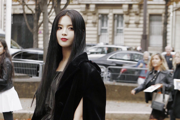 江苏美女图片 明星美女杨超越看秀造型暗黑御姐