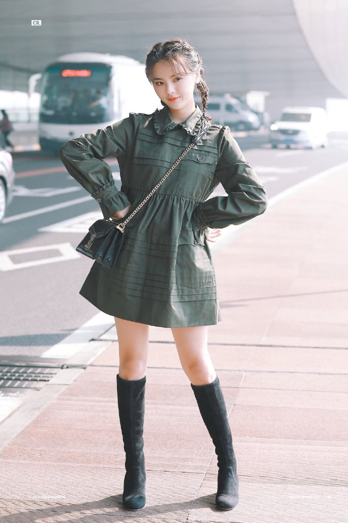 江苏美女图片 明星美女杨超越看秀造型暗黑御姐
