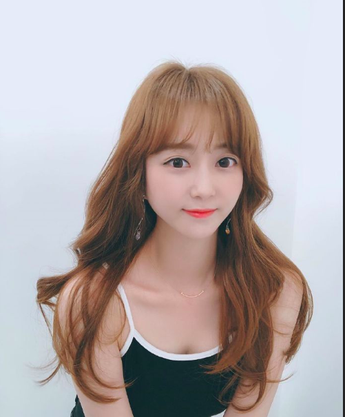 圆脸可爱美女自拍照图片