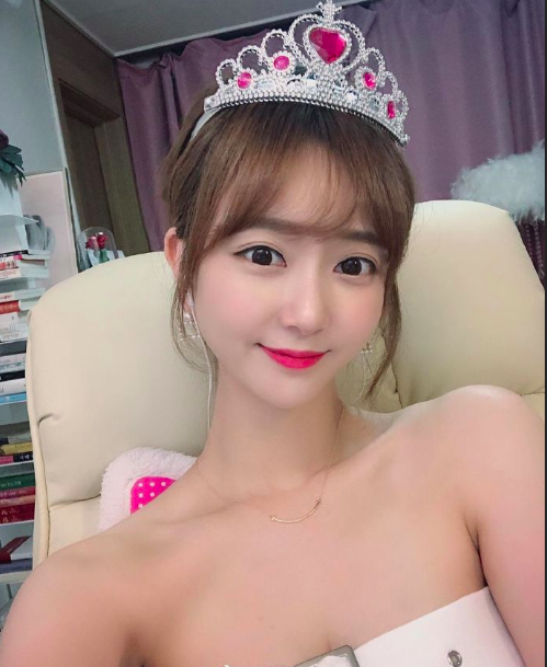圆脸可爱美女自拍照图片