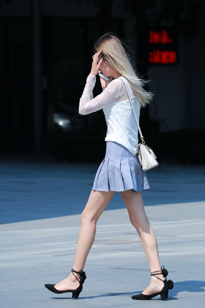街拍短裙美女大长腿图片