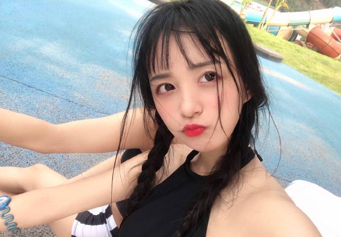 麻花辫极品清纯美女自拍照图片