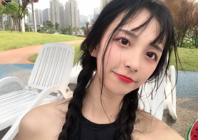 麻花辫极品清纯美女自拍照图片