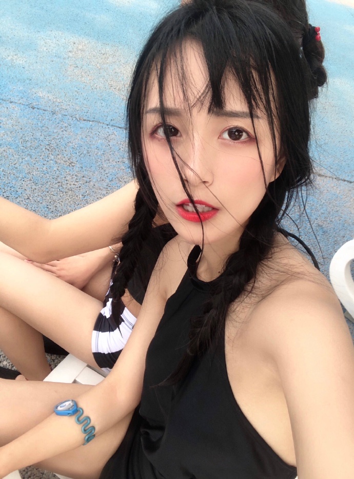 麻花辫极品清纯美女自拍照图片