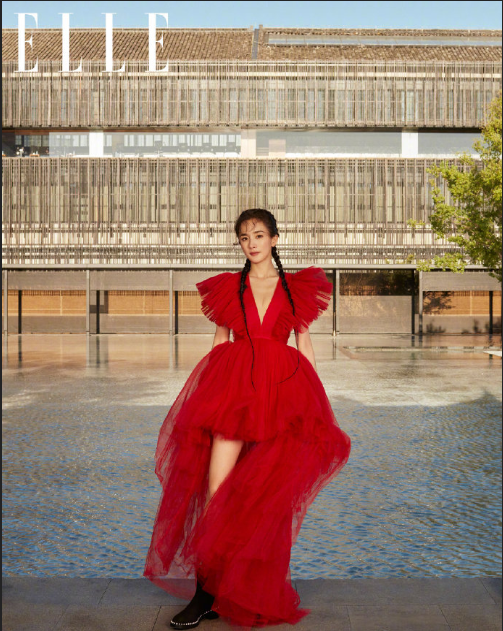 中国美女图片 明星少女妈杨幂《ELLE》俏皮长裙与