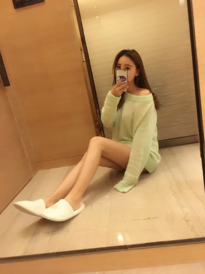 大长腿美女姐妹花光腿酒店自拍照图片