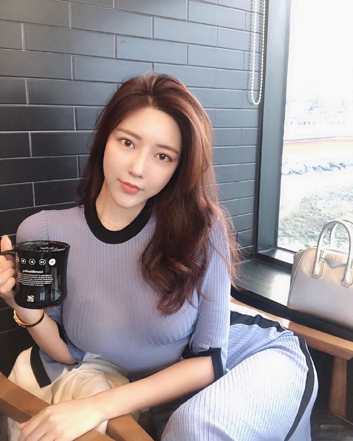 优雅的韩国美女自拍照图片