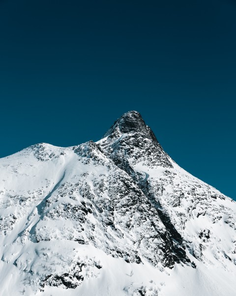 自然风景冷峻的雪山图片