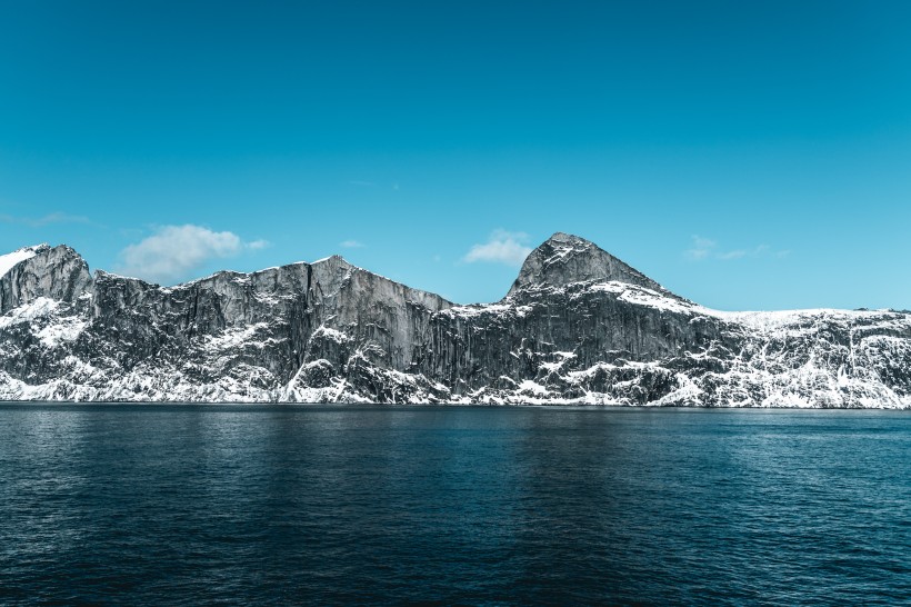 自然风景冷峻的雪山图片