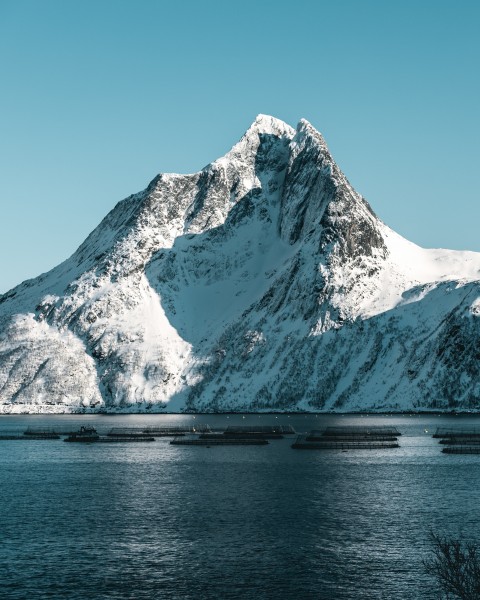 自然风景冷峻的雪山图片
