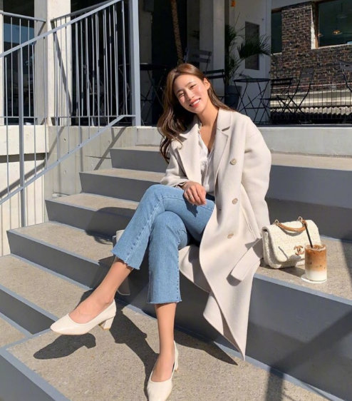 基础色彩样式的气质美女时尚穿搭图片