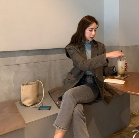 基础色彩样式的气质美女时尚穿搭图片